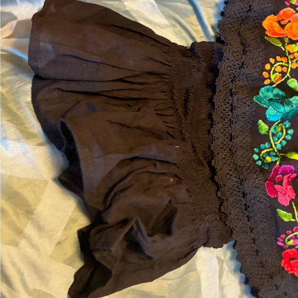 Women’s size large very beautiful embroidered Latino off the shoulder top - Picture 3 of 4